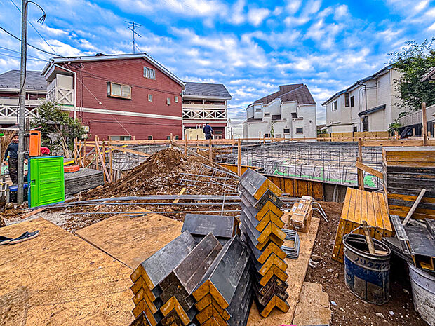 現在建築中のため、完成後には新しい設備や内装が整った快適な住まいが待っています。現地（2025年10月）撮影