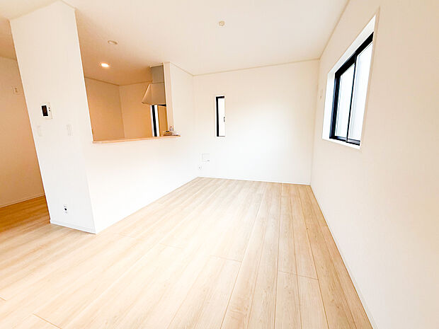 食事と寛ぎの空間を分けやすい整形地。家具の配置も自在で、理想のインテリアが映える場所。