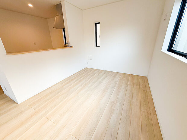 出来立ての料理をすぐにテーブルへ。キッチンと程よい距離感で、会話も配膳もスムーズな団らんの場。