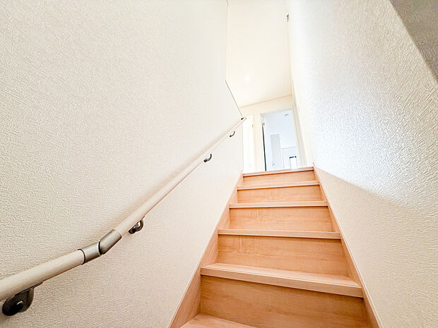 ナチュラルな床色が陽光を優しく反射。部屋全体がふんわりとした明るさに包まれる、癒やしの空間。