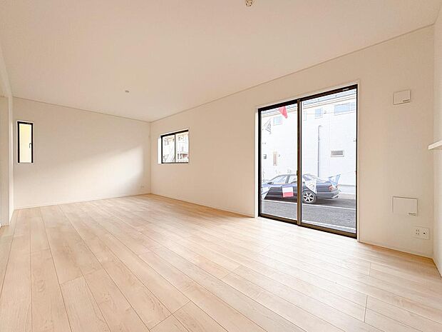 陽光が降り注ぐ明るいリビングは、家族の笑顔を育む心地よい空間。木のぬくもり感じるフローリングで、お子様も快適に過ごせます。