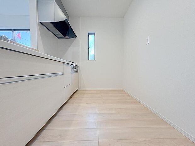 明るい光が差し込む、収納豊富なキッチンスペース。お子様と一緒に料理を楽しむ時間が増え、家族の会話も弾みます。