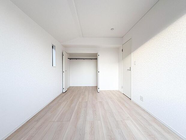 明るい陽光が差し込む洋室は、お子様の成長に合わせて子供部屋や書斎として活用可能。大容量のクローゼットで収納も安心です。