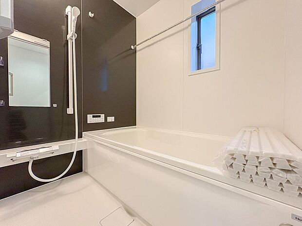 モダンなデザインの浴室は、家族みんなが快適に使える空間です。窓から光が差し込み、明るいバスタイムを演出します。