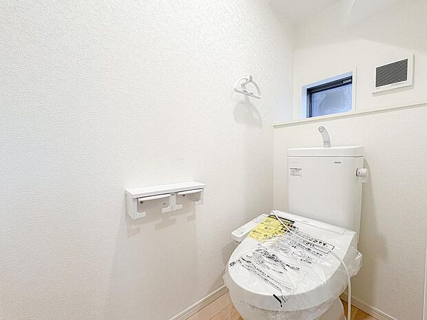 清潔感あふれるTOTO製トイレは、家族みんなが安心して使える快適空間。窓からの光と換気で、いつも爽やかな状態を保てます。