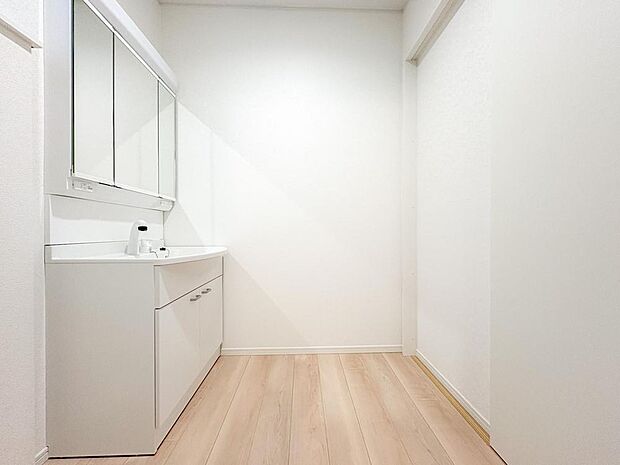 清潔感あふれる洗面台・洗面所は、忙しい朝もスムーズに準備できる機能的な空間です。鏡裏収納で家族の身支度品もすっきり片付き、快適な毎日を。