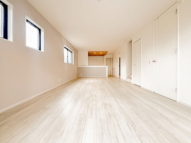 広々としたリビングは、家族全員がのびのびとくつろげる憩いの場所です。明るい光が差し込み、温かみのある空間が、毎日の生活をより豊かで楽しいものにしてくれます。家族みんなで集まるのが楽しみです。