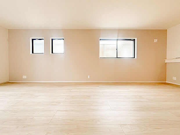 リビングに広がる開放的な空間は、家族が自然と集まり笑顔が絶えない場所。大きな窓から差し込む光が明るさと心地よさをもたらし、毎日の暮らしにゆとりと穏やかさを与えてくれる、家族の憩いの場所です。