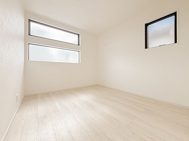 広さが際立つ住まいは、各部屋がゆったりとした設計で、心地よく過ごせる空間が広がります。ゆとりある間取りと開放感が魅力で、毎日の生活が豊かで快適になります。のびのびと過ごせる、贅沢な住まいです。