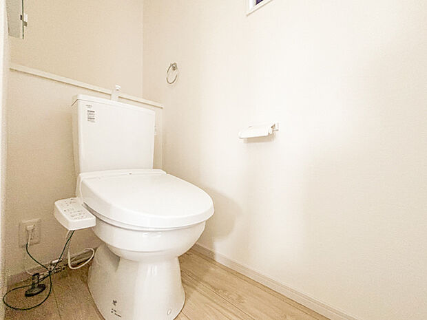 清潔感が漂う新築のトイレ。シンプルながらも機能的な設計がされており、使いやすさが魅力です。広めのスペースが心地よさを感じさせ、毎日の生活を快適にサポートしてくれます。