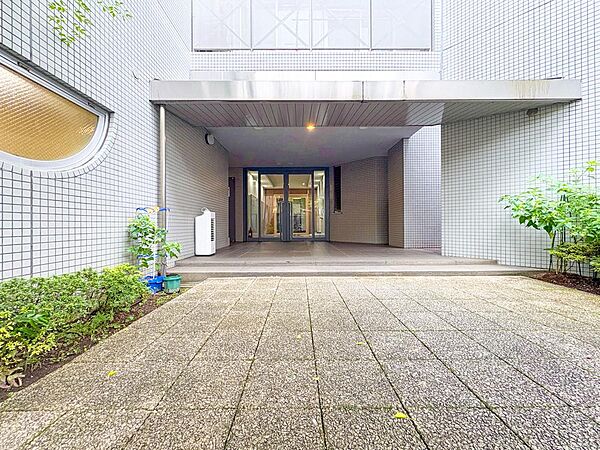 エントランスには、豊かな緑が配置され、訪れる人の心を和ませます。落ち着いた空間設計が印象的で、住む人や来客に上質な時間を提供してくれます。