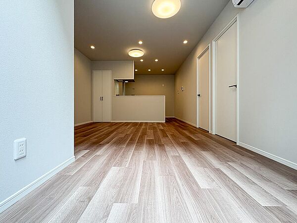 大きな窓から光がたっぷり降り注ぐリビングは、自然とリラックスできる空間です。開放的な広さがもたらす居心地の良さが、日々の生活にゆとりと穏やかさをもたらします。
