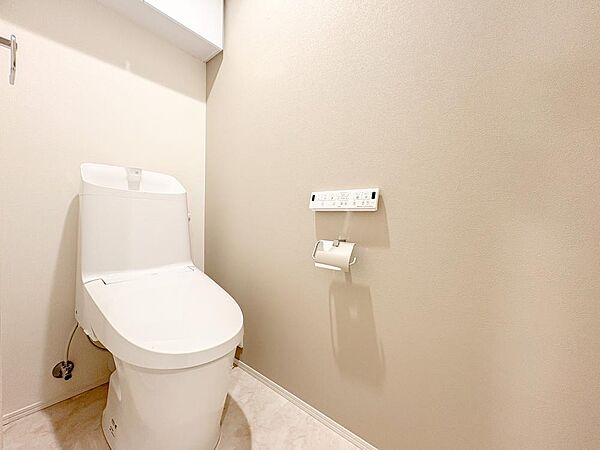 ウォシュレット付きのトイレは、明るい色基調としたデザインで統一されており、清潔感を感じさせます。