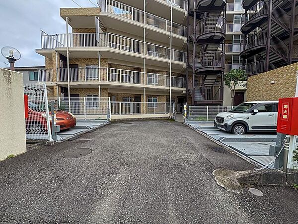 敷地内に駐車場が設けられているため、車でのお出かけや通勤の際に便利にご使用いただけます。