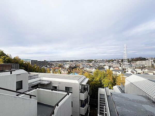 見晴らしの良い 高台に立地 。空の広さを感じる 開放的な眺望 で、心豊かな暮らし。