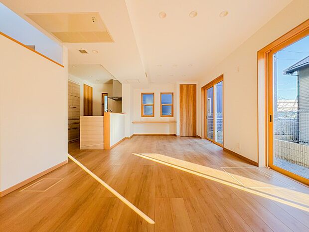 家族が自然と集まる広々としたリビング。大きな窓から陽の光が降り注ぎ、開放感と温もりが広がる空間です。ゆったりとくつろげる場所で、穏やかで心地よい時間を家族みんなで楽しめます。