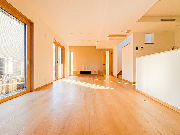 家族がくつろげる広々としたリビング。日差しがたっぷり降り注ぎ、明るく開放的な空間が広がります。ここで過ごす時間が家族の笑顔とともに特別な思い出になり、毎日の生活をより豊かなものにしてくれます。