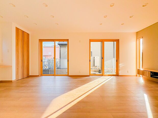 リビングに広がる開放的な空間は、家族が自然と集まり笑顔が絶えない場所。大きな窓から差し込む光が明るさと心地よさをもたらし、毎日の暮らしにゆとりと穏やかさを与えてくれる、家族の憩いの場所です。