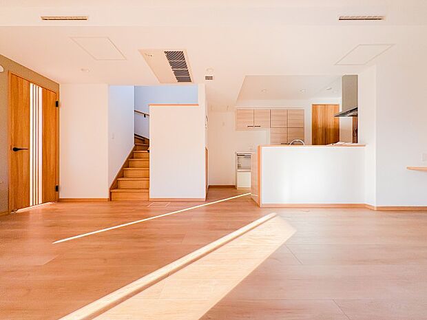 開放感あふれるリビングは、ゆっくりとした時間を味わえる贅沢な場所です。たっぷりと光が差し込み、明るく温かみのある空間が心を癒してくれます。毎日の暮らしがさらに快適で充実したものになります。