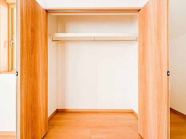 収納力のある居室は、衣類や荷物がすっきりと収まり、広々とした空間が確保されます。整理整頓が楽にできるため、日常の生活が快適で充実したものに変わります。