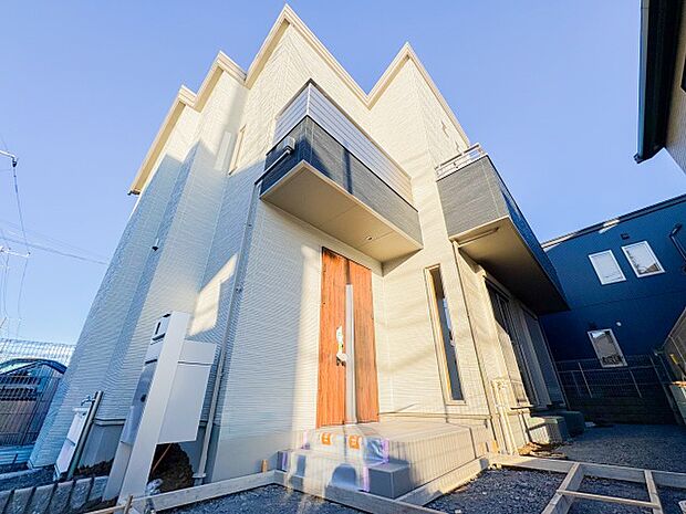 シンプルモダンな外観が魅力の建売住宅。飽きのこないデザインが特徴で、どんなインテリアにもマッチし、周辺の街並みにも自然と溶け込みます。上品な外観が、帰宅するたびにほっとする空間を演出してくれます。