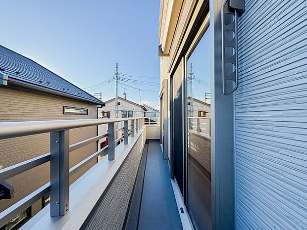 洗濯物がよく乾く明るいバルコニーは、風通しも良く、家事の効率が高まる環境です。広さがあるため、お洗濯物をたっぷり干せるのが嬉しいポイントで、日々の生活にゆとりが生まれます。