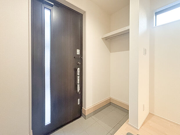 スッキリとしたシンプルな玄関スペース。