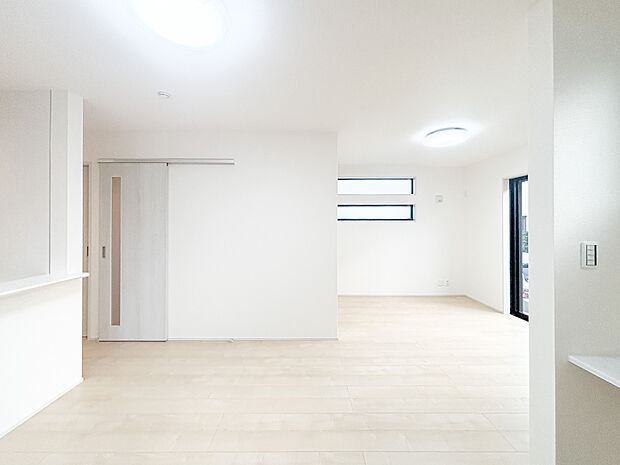 家族の暮らしに思いを馳せて、日常のワンシーンを表現したリビングダイニング。「ホワイトナチュラル」のテイストが、自然体で過ごせる心地良さを生み出しています。