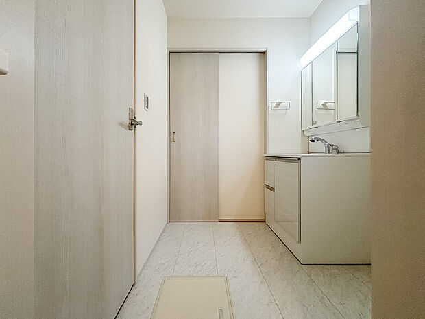 お子様の成長に合わせて使えるゆとりの洗面室。毎日のお着替えや歯磨きもスムーズにできます。機能性とデザインを兼ね備えた空間で、心地よい暮らしを。