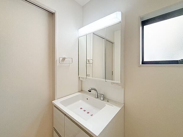 三面鏡で、使い勝手の良い洗面化粧台。鏡部分の中にはキャビネット収納を完備。毎日の身だしなみはここから始まります。