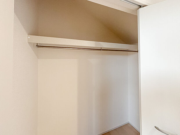 収納力のある、大きめのクローゼットを完備。