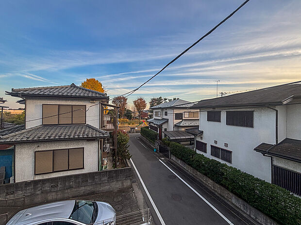 ここから見渡すと、夕焼けに染まる空が広がり、温かな色合いに包まれた風が心地よく流れます。
