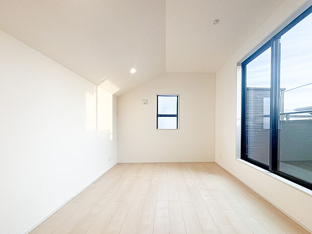 窓から光がたっぷりと差し込む明るい洋室。清々しい空間で、ゆったりと心安らぐ時間をお過ごしください。