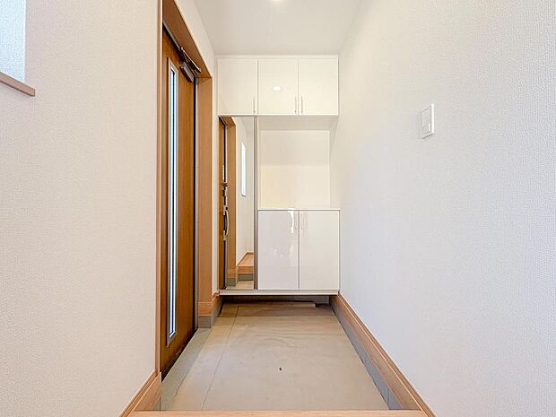 家族を優しく迎える、明るく広々とした玄関。大容量の収納と全身鏡で、お出かけ前の身支度もスムーズに、いつもすっきり片付きます。