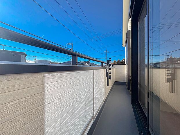 青空が広がる開放的なバルコニー。洗濯物を気持ちよく干せるだけでなく、お子様と外の空気を楽しむプライベート空間としても活躍。家族の笑顔が広がる毎日を。