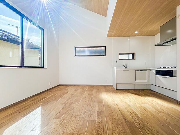 明るい光がたっぷり降り注ぐリビングは、くつろぎの時間を過ごすのにぴったりの空間です。ゆったりとした広さと落ち着きがあり、自然と笑顔が生まれるひとときを楽しむことができます。