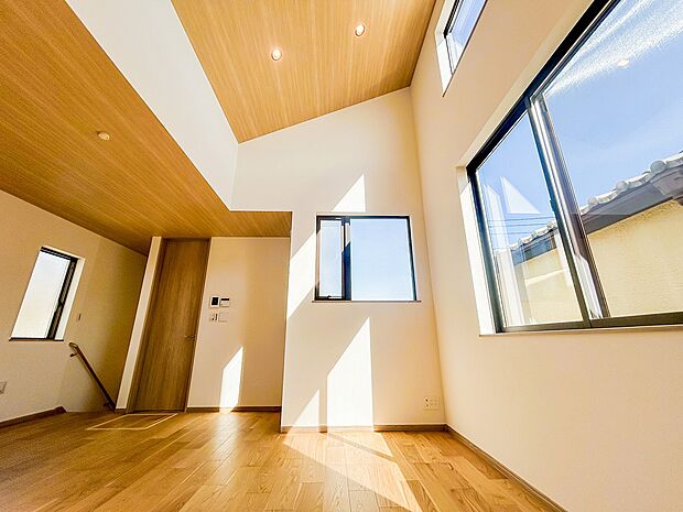 広々としたリビングは、家族全員がのびのびとくつろげる憩いの場所です。明るい光が差し込み、温かみのある空間が、毎日の生活をより豊かで楽しいものにしてくれます。家族みんなで集まるのが楽しみです。