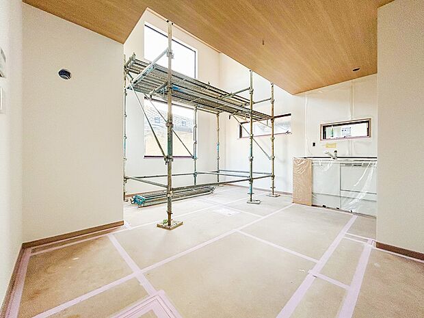 住宅街の落ち着いた環境に位置する土地。暮らしやすさと安心感を兼ね備え、家族みんなが心地よく過ごせます。学校や公園も近く、子育て世帯にも適した住環境です。