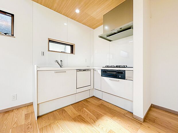 広々としたキッチンは、家族みんなで料理を楽しむのにぴったり。収納力が充実しており、調理器具や食材もすっきり片付けられます。さらに、お手入れがしやすい設計で、毎日の料理が快適に進みます。