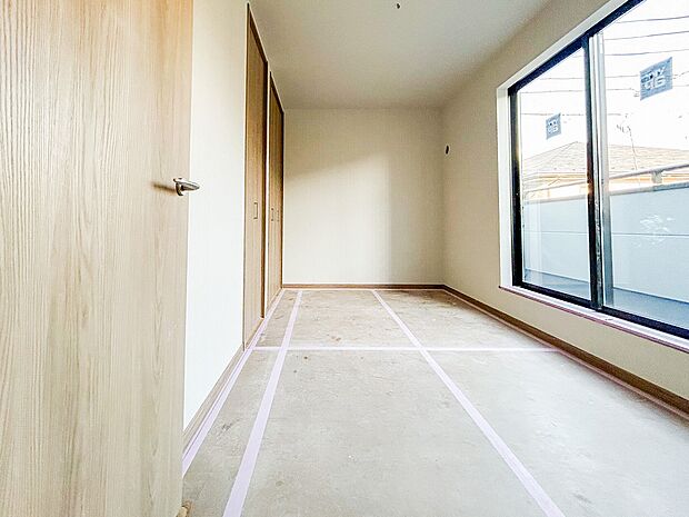 未完成の建売住宅で、これから理想の住まいが完成していきます。外観や内装もきれいな状態で入居でき、新しい住まいでの快適な毎日がスタートする、ワクワク感あふれる物件です。