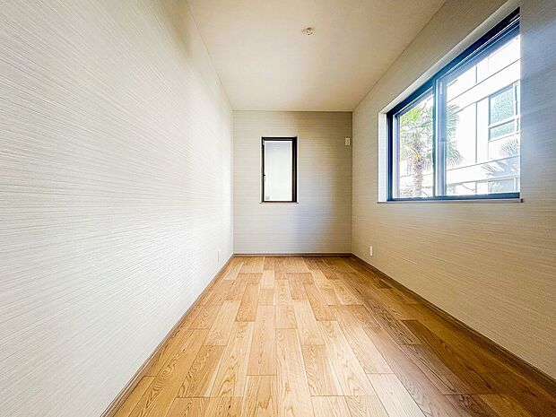 広々とした居室は、たっぷりと日差しが差し込み、ゆったりとしたくつろぎのひとときを楽しめる空間です。清潔感と快適さが保たれており、穏やかで心地よい毎日を支えてくれます。