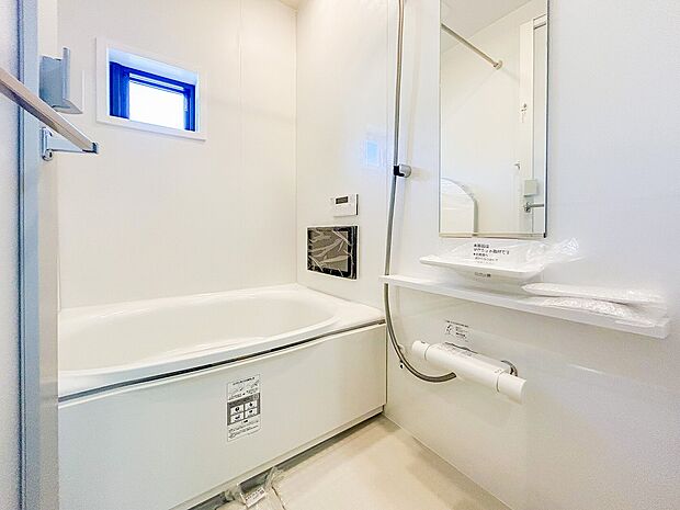 新築ならではの洗練されたバスルームは、広々とした空間と温かみのあるデザインが特徴です。ゆったりとリラックスできる浴槽が備わっており、毎日の疲れを癒す、心からくつろげる空間が広がります。