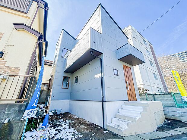 シンプルモダンな外観が魅力の建売住宅。飽きのこないデザインが特徴で、どんなインテリアにもマッチし、周辺の街並みにも自然と溶け込みます。上品な外観が、帰宅するたびにほっとする空間を演出してくれます。