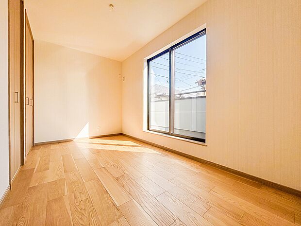 居室は広々としており、窓から差し込む光で明るく、気持ちよく過ごせる空間です。清潔感が保たれており、快適な毎日をお過ごしいただけます。趣味やリラックスの時間が楽しめる居室です。