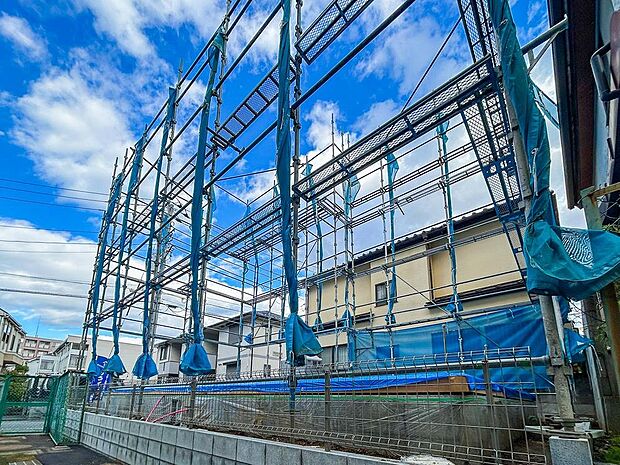 現在建築中のため、完成時には新築ならではの清潔感と最新の設備が整った住まいに。新しい住環境で安心して暮らせる日々が待っており、家族にとっての理想の住まいが形になっていきます。