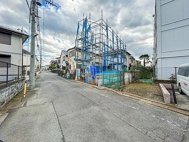 閑静な住宅街に立地するため、周囲の喧騒を感じることなく落ち着いて過ごせる住環境が魅力です。穏やかな空気が流れ、日常の疲れを癒すためのゆったりとした時間が過ごせる住まいです。