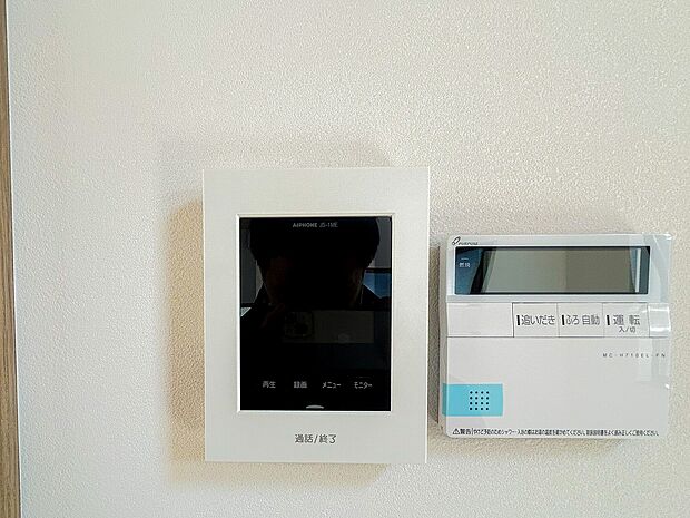 来訪者を画面で確認できるカラーモニター付きインターホンが完備され、安心して応対できます。家族やお子様だけの在宅時にも、しっかりと防犯対策ができる心強い設備です。