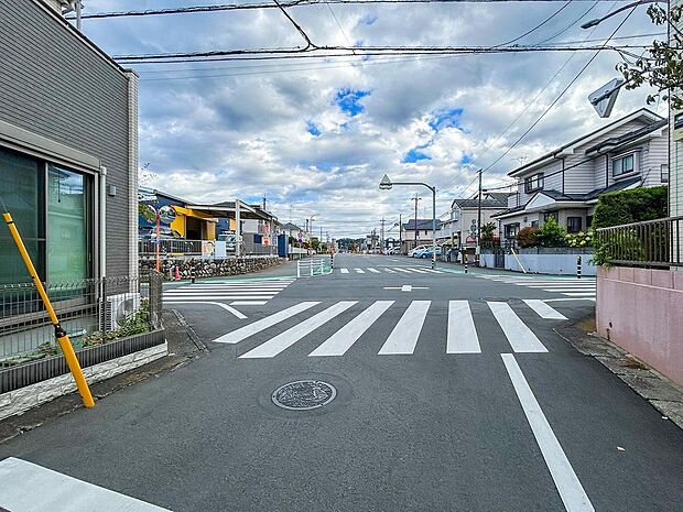 落ち着きのある住宅街に立地し、日常の生活が静かに流れる環境が魅力です。周辺には緑も多く、散歩やジョギングにも最適。心身ともにリラックスできる住環境が整っています。