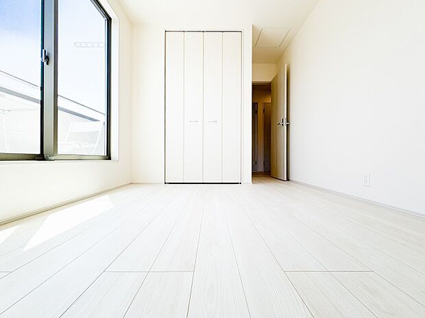 大きな窓から心地よい自然光がたっぷりと差し込む、明るい洋室。白を基調としたフローリングが光を反射し、お部屋全体をさらに広く開放的に見せてくれます。毎朝気持ちよく目覚められる、快適なプライベート空間。
