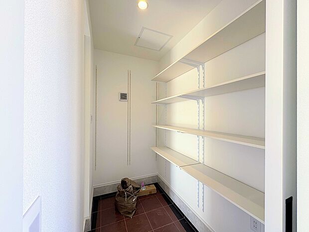 大容量の玄関収納。シューズインクローゼット付きで、ベビーカーや外遊び道具もすっきり片付きます。